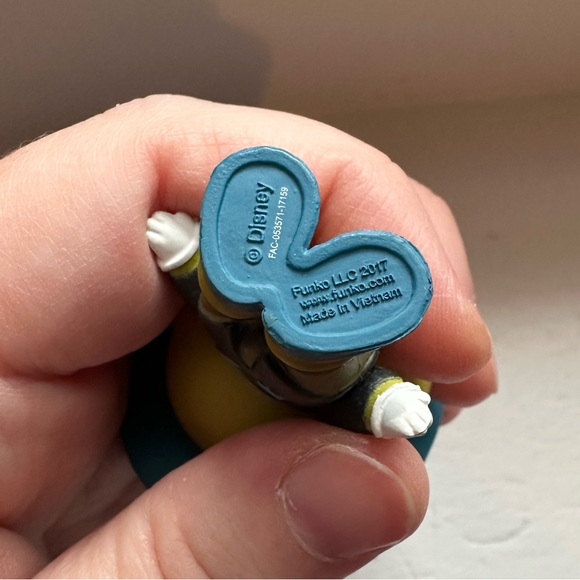 Funko Disney Treasures exclusive tiny town box pop - Jiminy Cricket 🦗🎩💚 - Picture 4 of 6